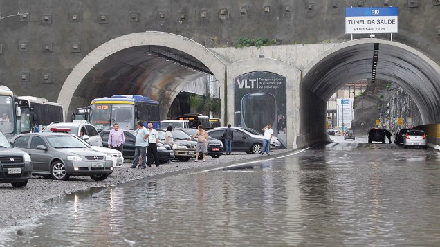Chuva deixa ruas alagadas no Centro. A Via Binário ficou alagada na altura da Cidade do Samba