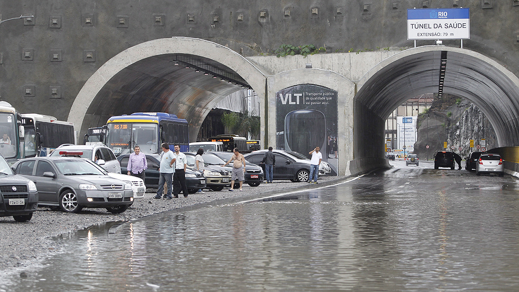 Chuva deixa ruas alagadas no Centro. A Via Binário ficou alagada na altura da Cidade do Samba