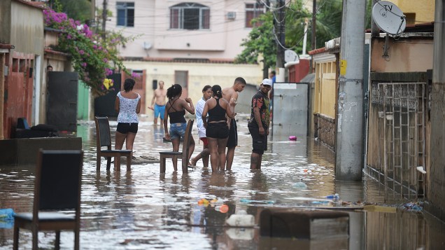 Chuvas torrenciais que caem desde à madrugada inundaram ruas do subúrbio do Rio de Janeiro nesta quarta-feira (11)