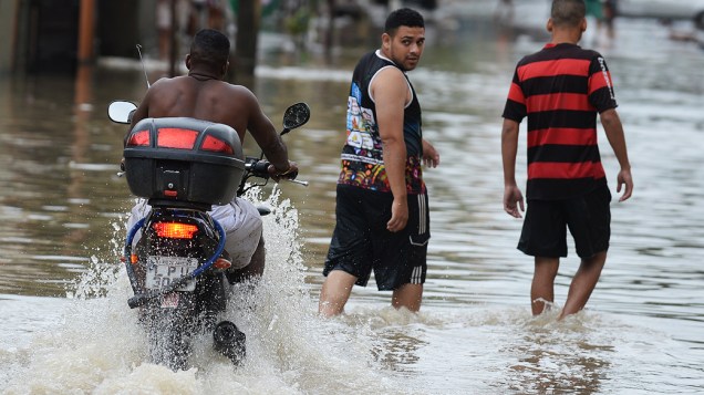 Chuvas torrenciais que caem desde à madrugada inundaram ruas do subúrbio do Rio de Janeiro nesta quarta-feira (11)