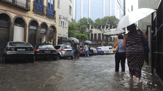 O município do Rio entrou em estágio de alerta, o segundo mais grave em uma escala de quatro níveis, devido à chuva que atinge a cidade