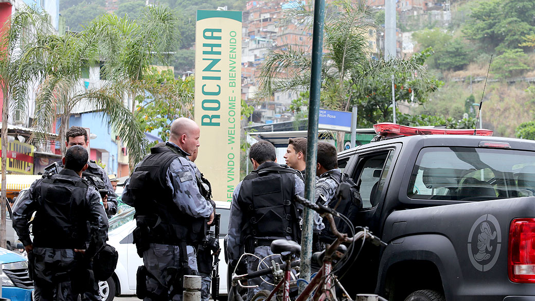 Policiais reforçam segurança na Rocinha após tiroteio com doi feridos, no Rio