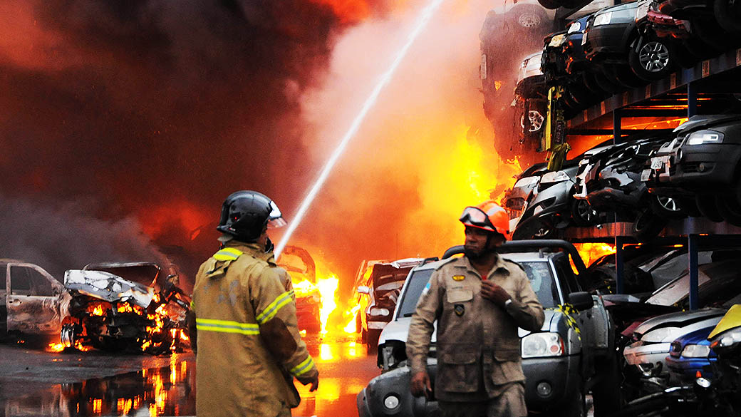 Bombeiros tentam controlar incêndio em um depósito de carros na Zona Norte do Rio