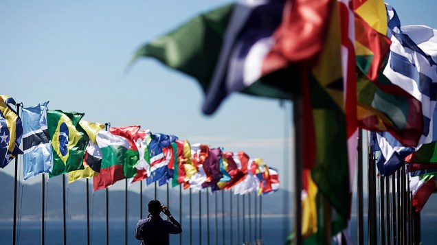 Bandeiras de países participantes da Rio+20 tremulam no Forte de Copacabana, na capital do Rio de Janeiro