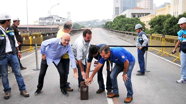 Prefeito Eduardo Paes aciona o dispositivo para implodir trecho do Elevado do Perimetral, no Rio