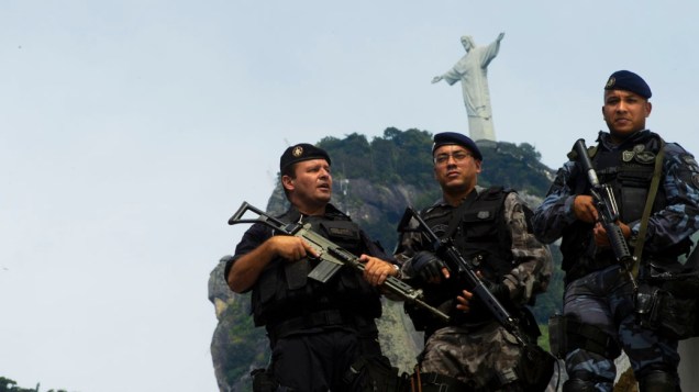 Policiais do BOPE montam guarda na favela Guararapes, para a instalação da 33ª Unidade de Polícia Pacificadora