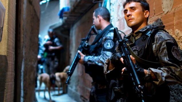 Policiais do montam guarda na favela Guararapes, para a instalação da 33ª Unidade de Polícia Pacificadora