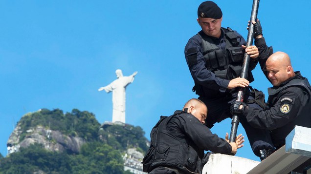 Policiais do BOPE hasteiam bandeira do Rio de Janeiro e do Brasil, para a instalação da 33ª Unidade de Polícia Pacificadora