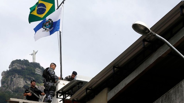 Bandeiras do Brasil e do Rio de Janeiro são hasteadas pelo Bope, após operação de ocupação da favela do Cerro-Corá