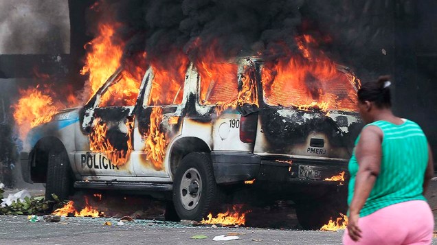 Manifestantes incendeiam ônibus, carros e entram em confronto com a polícia durante reintegração de posse de terreno no Engenho Novo no Rio de Janeiro, RJ, na manhã desta sexta-feira (11)