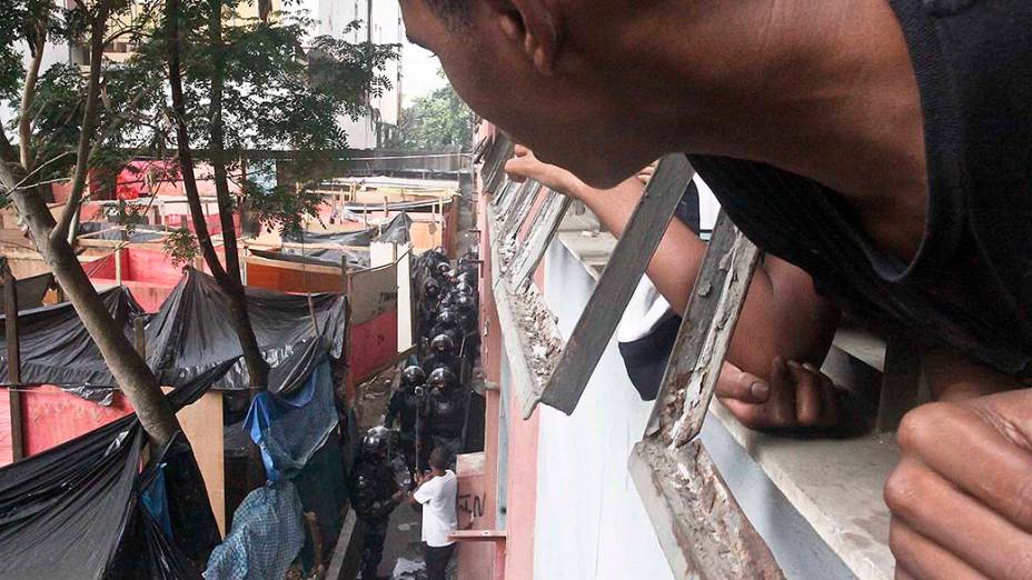 Policiais militares comandam a desocupação do prédio da Telemar, no Engenho Novo, Rio de Janeiro