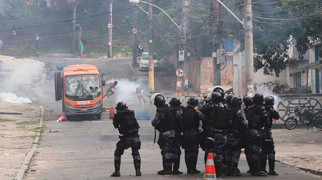 Policiais militares entram em confronto com manifestantes durante protesto contra desocupação do prédio da Telemar, no Engenho Novo, Rio de Janeiro