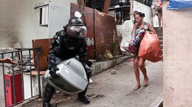 Policiais militares comandam a desocupação do prédio da Telemar, no Engenho Novo, Rio de Janeiro