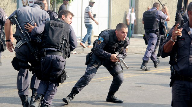 Policiais militares entram em confronto com manifestantes durante protesto contra desocupação do prédio da Telemar, no Engenho Novo, Rio de Janeiro