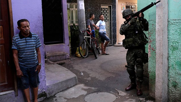 Soldado realiza patrulha no complexo de favelas da Maré no Rio de Janeiro