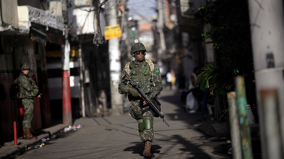Tropas das Forças Armadas ocuparam pontos estratégicos do complexo de favelas da Maré no Rio de Janeiro