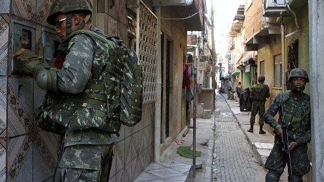 As tropas da Marinha e do Exército substituíram o efetivo da polícia que ocuparam pontos estratégicos do complexo de favelas da Maré no Rio de Janeiro