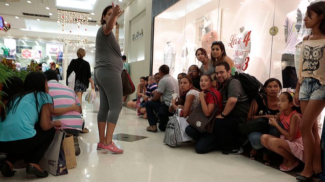 Clientes tentam fugir da confusão no Shopping Interlagos