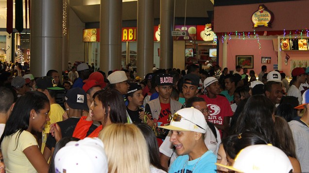 Cerca de 150 jovens fizeram o Rolezinho no Shopping na praça de alimentação do Mauá Plaza Shopping