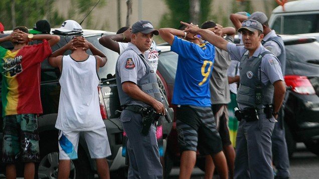 Policiais abordam adeptos do "rolezinho" no estacionamento do Shopping Metrô Itaquera - (11/01/2014)
