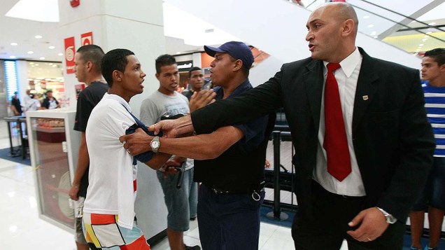 Seguranças tentam controlar rolezinho no Shopping Metrô Itaquera - (11/01/2014)