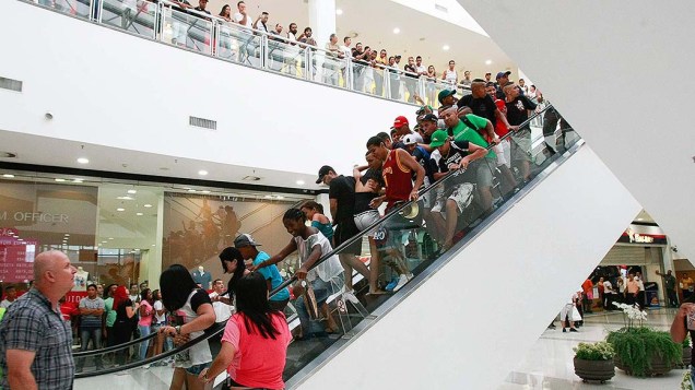 Jovens barram escada rolante do Shopping Metrô Itaquera durante rolezinho - (11/01/2014)