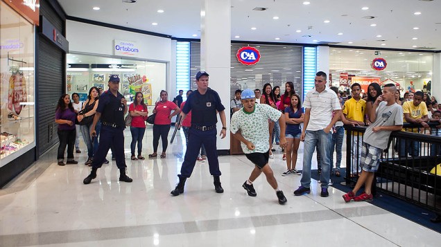 Jovens organizam rolezinho no Shopping Metrô Itaquera