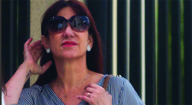 ESTRELADA - Rosemary Noronha, fotografada três semanas depois de ser indiciada pela Polícia Federal: batom, brincos, unhas feitas e estrelas vermelhas tatuadas no pulso