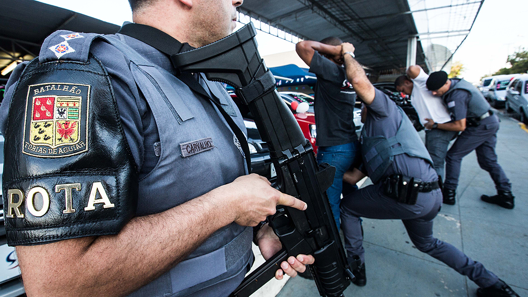 Policiais da Rota abordam pessoas na Av. Cel. José Soares Marcondes Jardim. Bongiovani, em Presidente Prudente