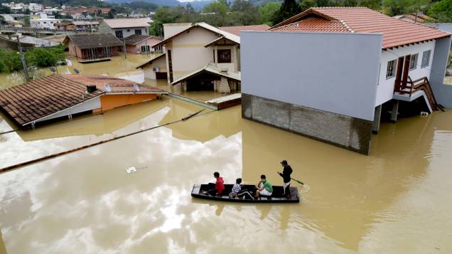 Casas da cidade de Rio do Sul foram tomadas pela água, após o rio Itajaí-Açu alcançar o nível de 10,51m acima do leito devido as fortes chuva que atingiram Santa Catarina