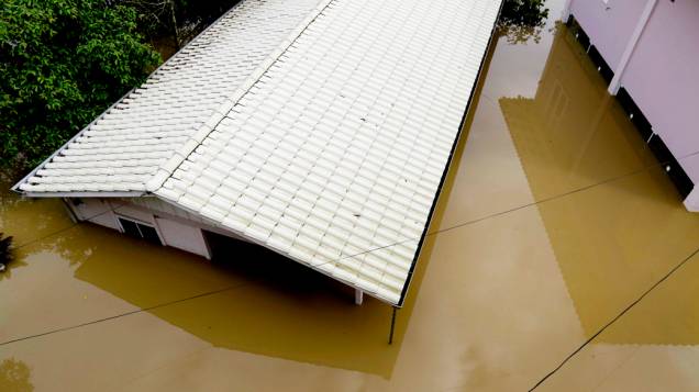 Casas da cidade de Rio do Sul foram tomadas pela água, após o rio Itajaí-Açu alcançar o nível de 10,51m acima do leito devido as fortes chuva que atingiram Santa Catarina