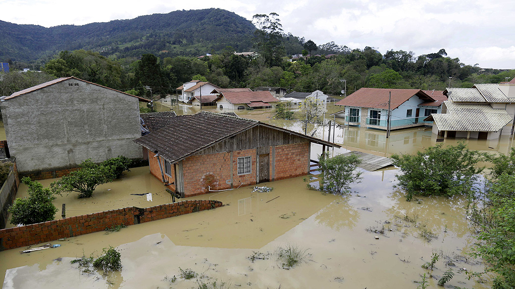 Casas da cidade de Rio do Sul foram tomadas pela água, após o rio Itajaí Açu alcançar o nível de 10,51 metros acima do leito devido às fortes chuva que atingiram Santa Catarina