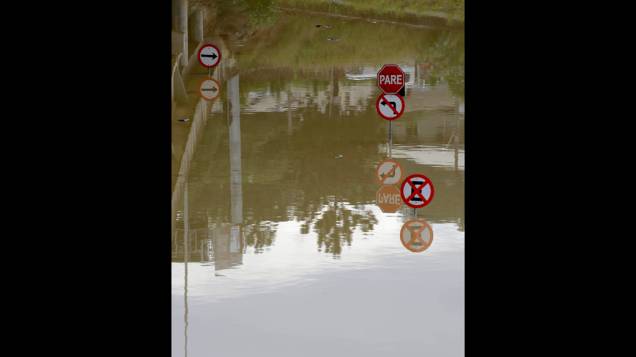 Placas de sinalização foram encobertas pela água na cidade de Rio do Sul, após o rio Itajaí-Açu alcançar o nível de 10,51m acima do leito devido as fortes chuva que atingiram Santa Catarina