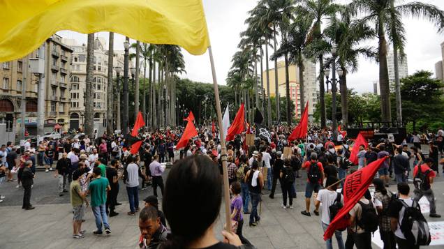 Manifestantes durante a Marcha Antifascista na Praça da Sé, em São Paulo