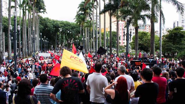 Manifestantes durante a Marcha Antifascista na Praça da Sé, em São Paulo