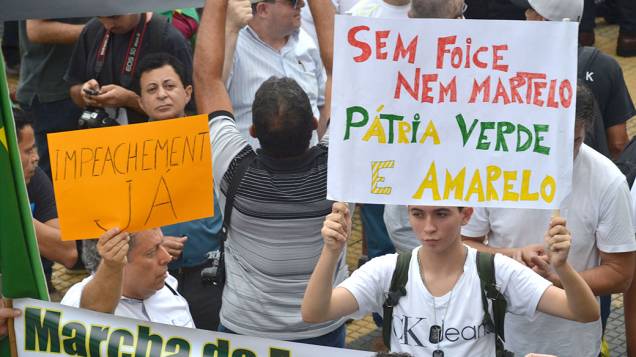 Manifestantes pedem a intervenção militar no Brasil