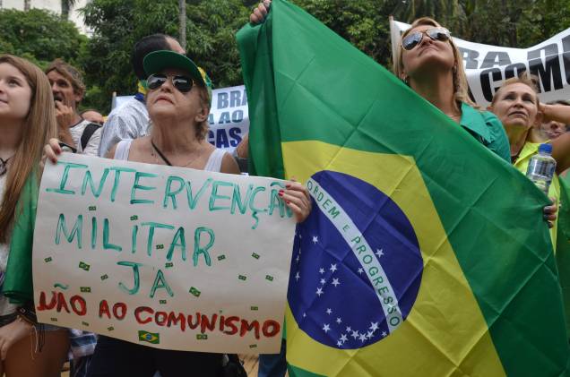 Bandeiras do Brasil e da cor azul - uma contraposição ao vermelho-comunista, segundo os organizadores — são hasteadas