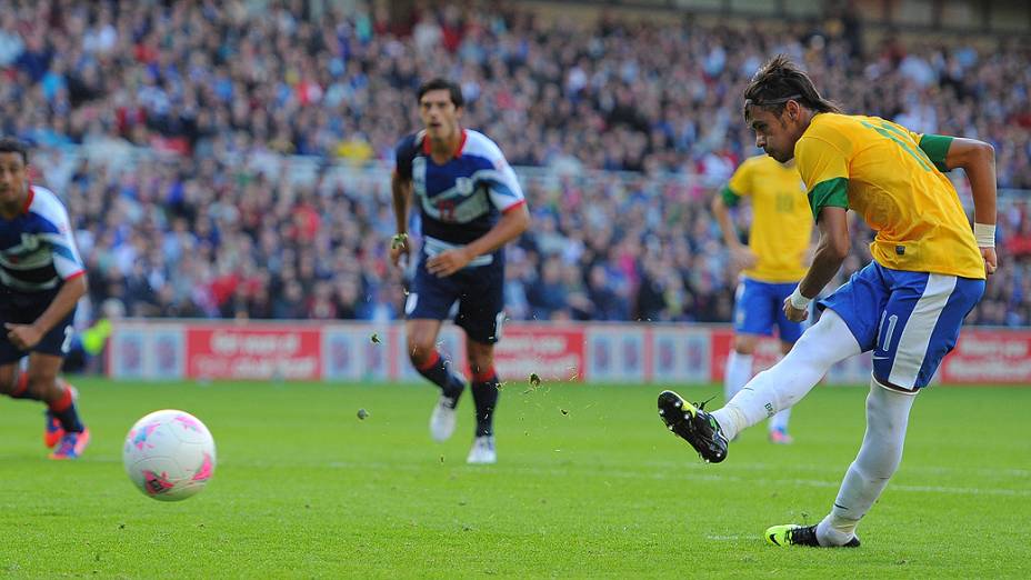 Neymar marca de pênalti no amistoso entre Brasil e Grã-Bretanha, no estádio Riverside, em Middlesbrough, na Inglaterra