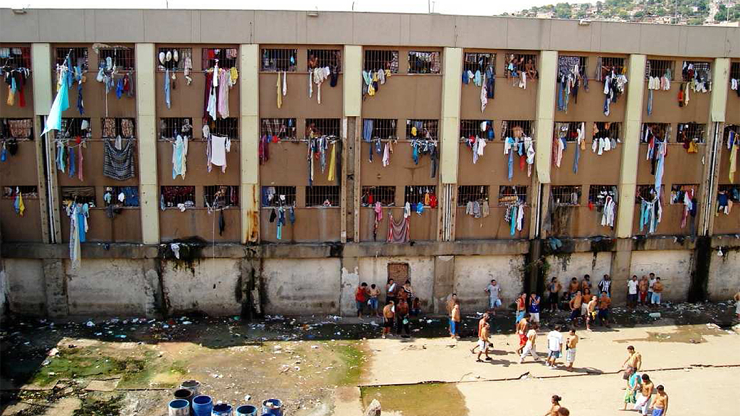 Presídio Central de Porto Alegre, no Rio Grande do Sul, é retrato de superlotação e sistema prisional falho. Facções criminosas dominam o local