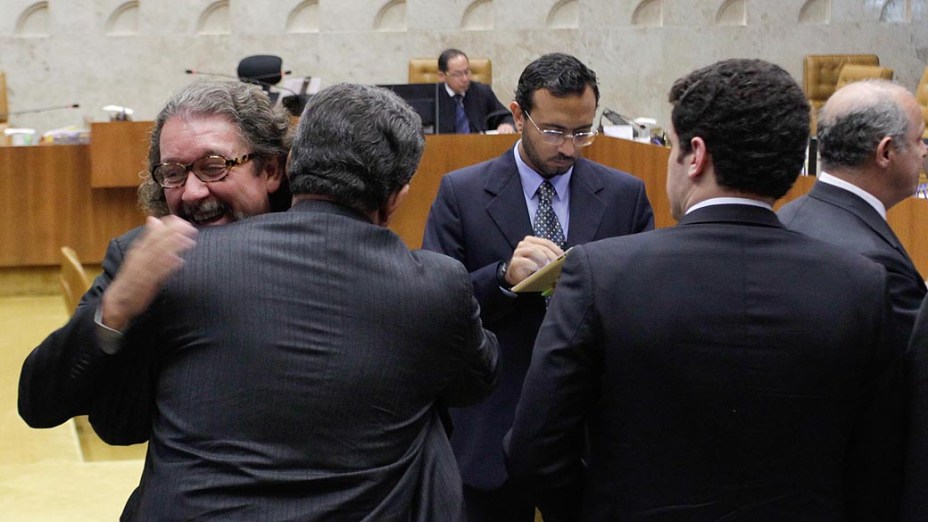 Advogados dos réus - O ministro do STF Celso de Mello desempata a disputa que decide se 12 réus do julgamento do mensalão no Supremo Tribunal Federal (STF) terão direito a usar um recurso chamado embargo infringente, que garante novo julgamento para condenações por placares apertados, com pelo menos quatro votos pela absolvição