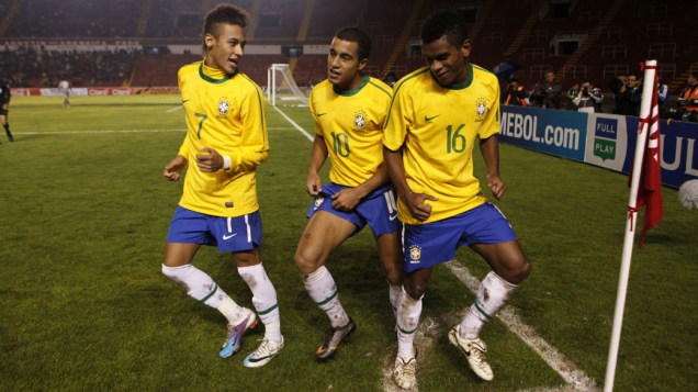 Neymar, Lucas e Fernando comemoram o segundo gol contra o Uruguai pelo Campeonato Sul-Americano Sub-20, em Arequipa, no Peru