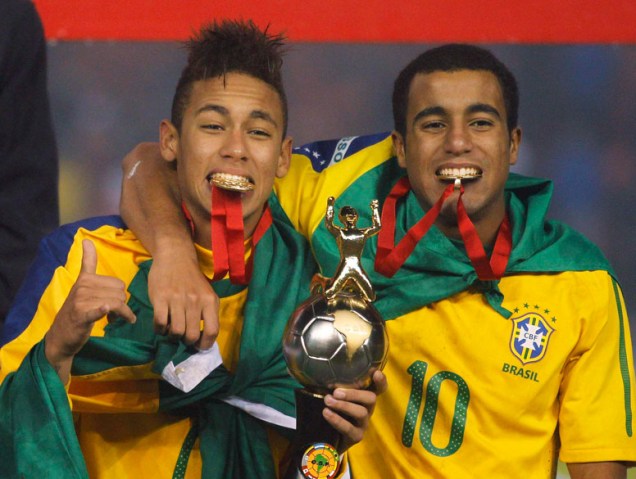 As estrelas do jogo, Neymar e Lucas, comemoram a conquista do Campeonato Sul-Americano Sub-20, em Arequipa, no Peru