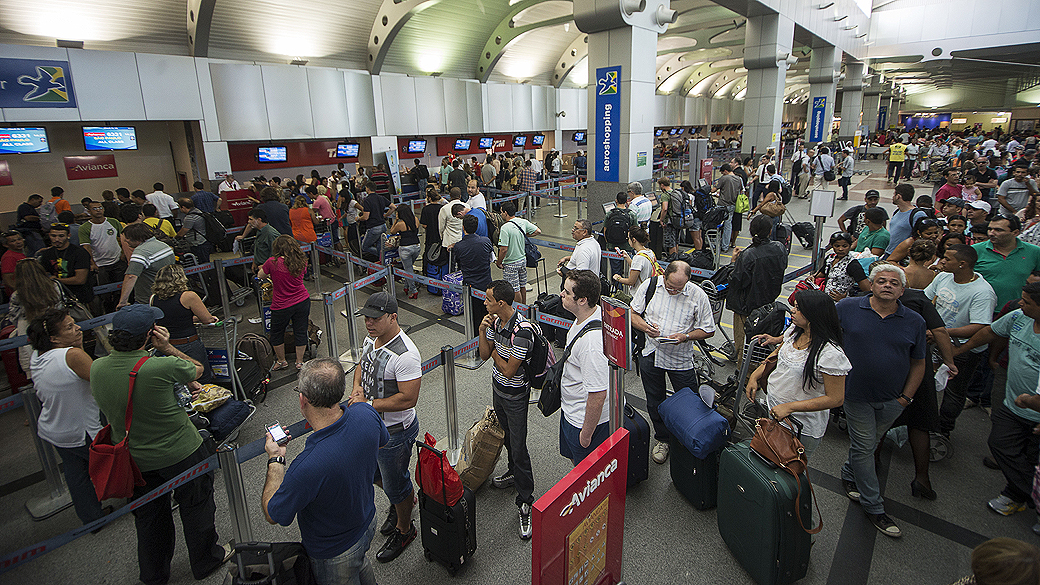 Longas fila para o check in no aeroporto de Salvador na tarde deste sábado (07)