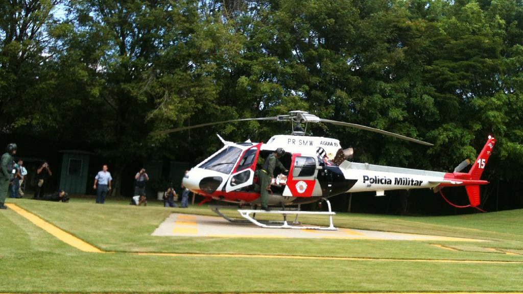Simulação de resgate dos bombeiros de São Paulo com helicóptero Águia