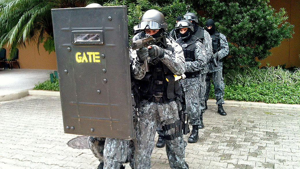 GATE prepara resgate de reféns em hotel de São Paulo durante treinamento