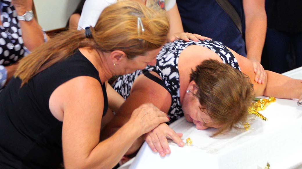A avó materna de Joaquim chora durante o velório do menino no interior de São Paulo