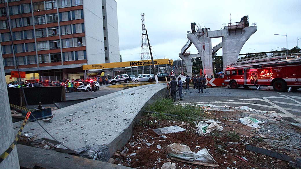 Acidente nas obras do monotrilho na avenida Washington Luís, próximo ao aeroporto de Congonhas, em São Paulo