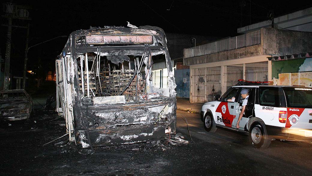 Ônibus foi incendiado durante protesto de moradores contra a morte de adolescente por um policial militar na região da Vila Medeiros, na zona norte de São Paulo (SP)