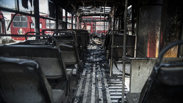 Três ônibus utilizados para transporte de estudantes incendiados no pátio da prefeitura de Itajaí, em Santa Catarina