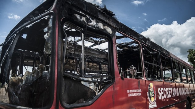 Três ônibus utilizados para transporte de estudantes incendiados no pátio da prefeitura de Itajaí, em Santa Catarina